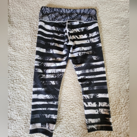 Lululemon Wunder Under Crop II Shady Palms Black White Stripe Banana Leaf sz 8 - Picture 2 of 6